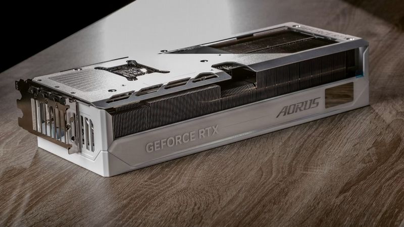 RTX 5090 znika z rynku. Według insiderów jego miejsce zajmie ulepszony RTX 5080