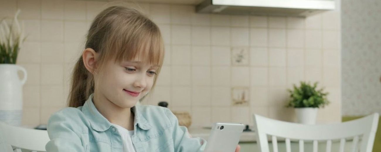 Dzieci spędzają w internecie średnio 4 godz. 25 min dziennie. To więcej niż dorośli