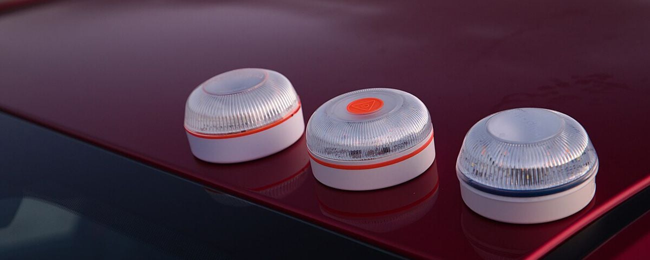 Lampy V16 miały zastąpić trójkąt ostrzegawczy i zmniejszyć ryzyko. Ostatecznie okazało się, że mogą je również stwarzać