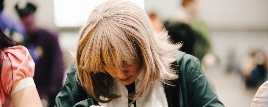 Uczniowie podstawówek całkowicie stracą dostęp do smartfonów, nawet na przerwach, jednak w szkołach średnich mogą odetchnąć z ulgą