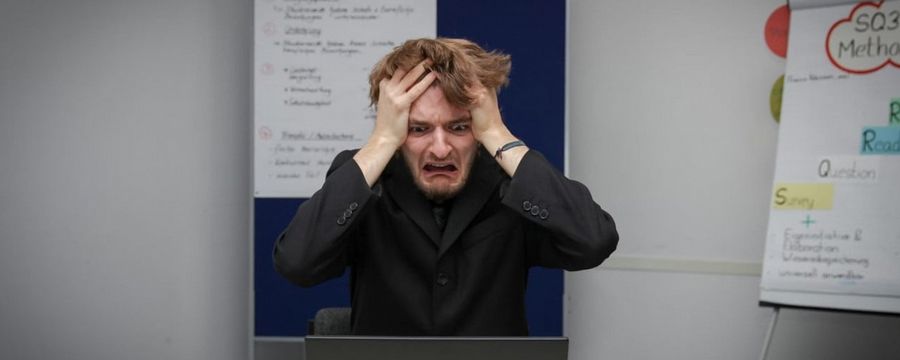 20 000 razy wolniejszy kod i halucynacje. AI w firmach nie działa tak dobrze, jak się wydaje i wiele z nich tylko udaje, że wie, co robi