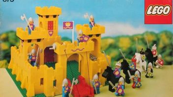 „Some of the really old ones just had a spot the difference thing going on.” LEGO set from the 70s perfectly illustrates how instructions have improved