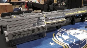 Super Destroyer model from Helldivers 2 made of 15,000 LEGO bricks takes up 7ft table. Giant ship will blow you away with the amount of detail