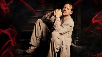 “Now I don’t look up to him no more, I look through him.” For 38 years, Mickey Rourke has had nothing but harsh words for this great actor