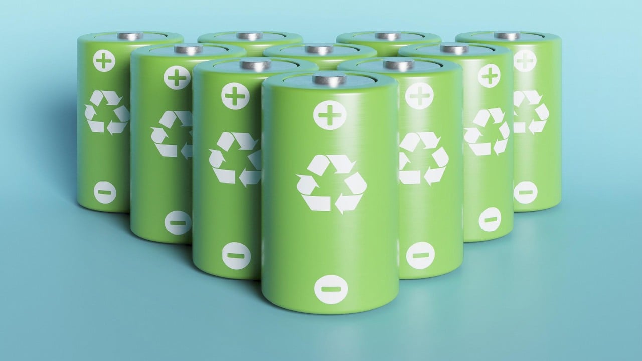 ‘I started collecting them, and now I have over 650’ - Since 2016, a hobbyist has been powering his house with old laptop batteries, image source: Freepik.